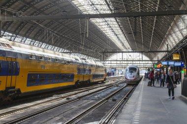 Amsterdam, Hollanda 1 Nisan 2016 üzerinde. Tren istasyonu. Modern yüksek hızlı tren platformu. Yolcular kalkış için gidebilir