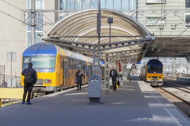 Amsterdam, Hollanda 1 Nisan 2016 üzerinde. Tren istasyonu. Modern yüksek hızlı tren platformu. Yolcular kalkış için gidebilir