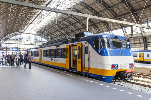 阿姆斯特丹，荷兰在 2016 年 4 月 1 日。铁路车站。现代的高速列车在站台。乘客转到离境 — 图库照片