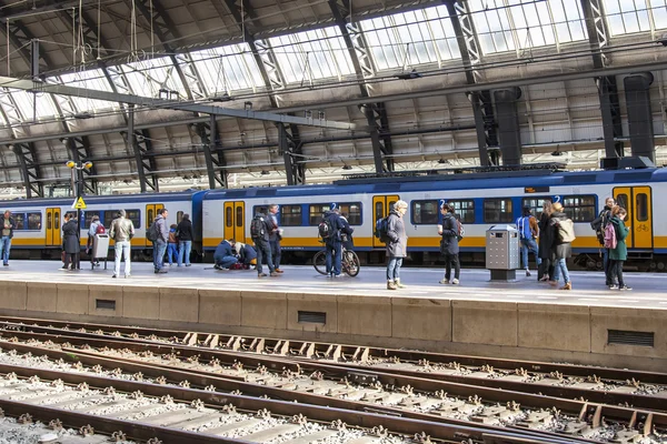 AMSTERDAM, NETHERLANDS on APRIL 1, 2016. Railway station. The modern high-speed train at the platform. Passengers go to departure — Stock Photo, Image