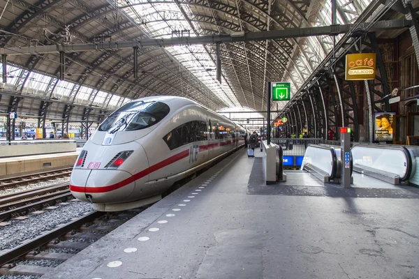 2016 年 4 月 1 日にアムステルダム、オランダ。鉄道駅。プラットフォームの近代的な高速列車。乗客は行き出発 — ストック写真