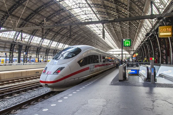 AMESTERDÃO, PAÍSES BAIXOS em 1 de abril de 2016. Estação ferroviária. O moderno trem de alta velocidade na plataforma. Passageiros vão para a partida — Fotografia de Stock