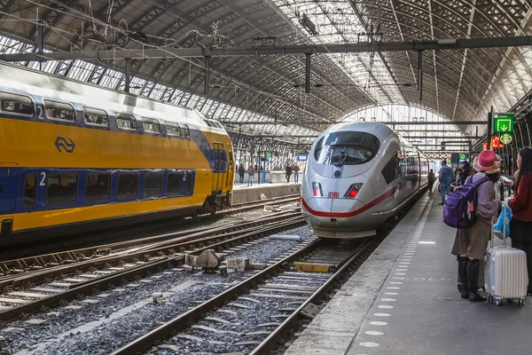 Amsterdam, Niederlande am 1. April 2016. Bahnhof. der moderne Hochgeschwindigkeitszug am Bahnsteig. Passagiere gehen zur Abreise — Stockfoto