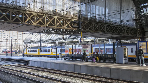 Amsterdam, Nizozemsko na 1 dubnu 2016. Železniční stanice. Moderní Vysokorychlostní vlak na nástupišti. Cestující jít k odjezdu — Stock fotografie