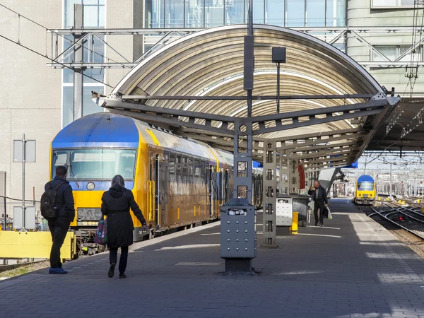 Амстердам, Нідерланди, на 1 квітня 2016. Залізничний вокзал. Сучасні швидкісний потяг на платформу. Пасажири перейти до вильоту — стокове фото
