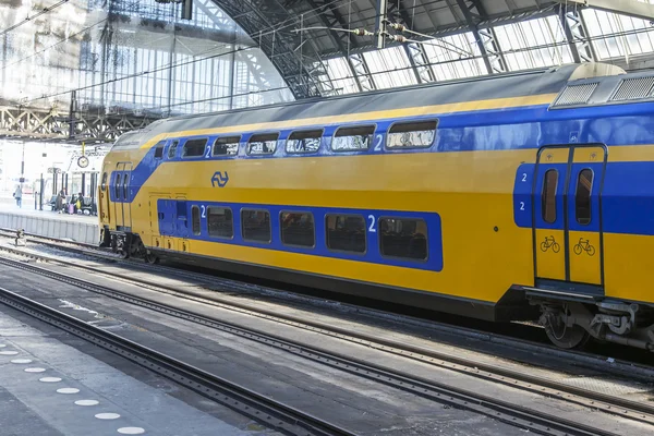 AMSTERDAM, PAÍSES BAJOS 1 DE ABRIL DE 2016. Estación de tren. El moderno tren de alta velocidad en la plataforma. Los pasajeros van a la salida — Foto de Stock