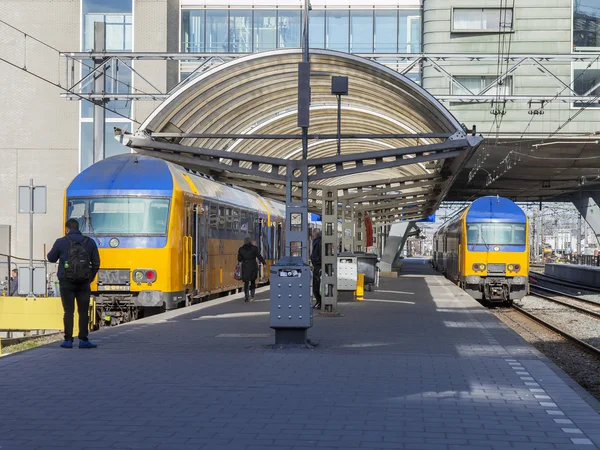 AMESTERDÃO, PAÍSES BAIXOS em 1 de abril de 2016. Estação ferroviária. O moderno trem de alta velocidade na plataforma. Passageiros vão para a partida — Fotografia de Stock