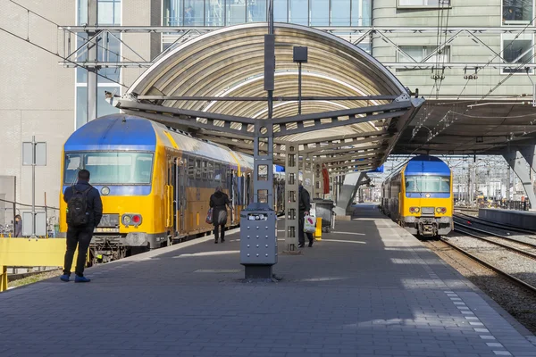 AMESTERDÃO, PAÍSES BAIXOS em 1 de abril de 2016. Estação ferroviária. O moderno trem de alta velocidade na plataforma. Passageiros vão para a partida — Fotografia de Stock