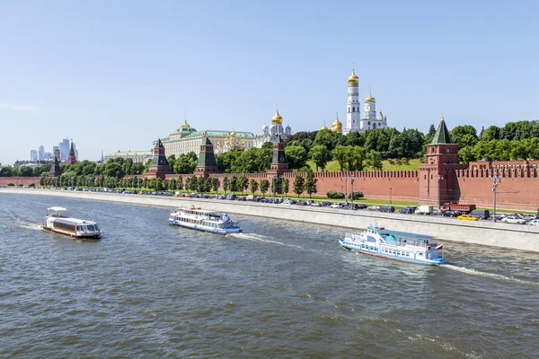 Moscú, Rusia, 31 de mayo de 2016. Torres y muro del Kremlin. Kremlevskaya Embankment. Vista desde el puente Bolshoy Moskvoretsky . — Foto de Stock