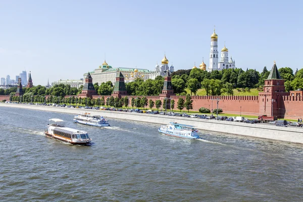 MOSCOW, RUSSIA, on MAY 31, 2016. Towers and wall of the Kremlin. Kremlevskaya Embankment. View from Bolshoy Moskvoretsky Bridge. — Stock Photo, Image