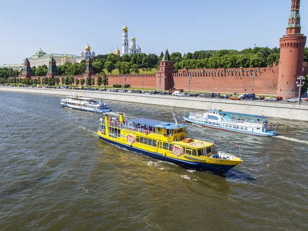 Mosca, Russia, il 31 maggio 2016. Torri e mura del Cremlino. Kremlevskaya Embankment. Vista dal ponte Bolshoy Moskvoretsky . — Foto Stock