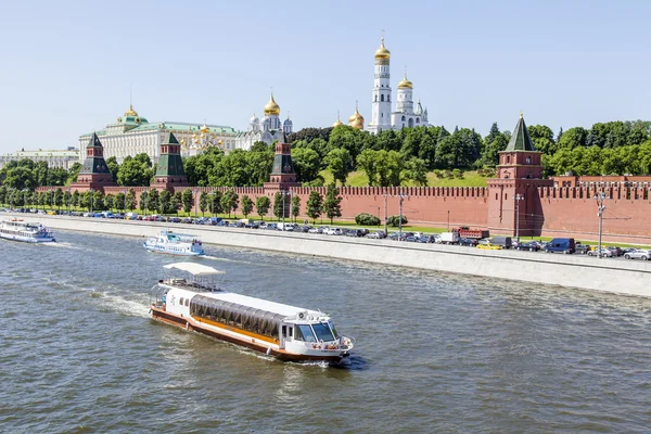 Mosca, Russia, il 31 maggio 2016. Torri e mura del Cremlino. Kremlevskaya Embankment. Vista dal ponte Bolshoy Moskvoretsky . — Foto Stock