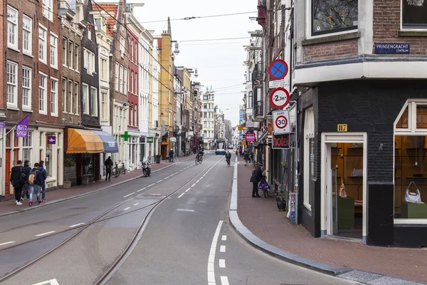 Amsterdam, Nizozemsko na 31 březnu 2016. Typický městský pohled v jarní odpoledne. — Stock fotografie
