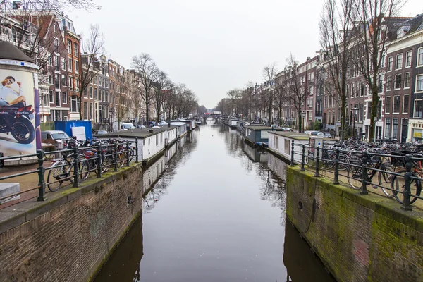 Amsterdam, Holandia, 31 marca 2016 r. Typowy ulica widok. Budynków z Xvii-Xviii budowy nasypów. Mieszkalne w pobliżu banków — Zdjęcie stockowe