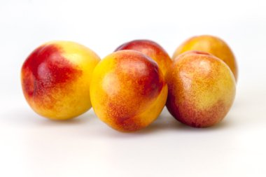 Bir tablo üzerinde taze olgun nektarin