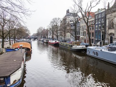 Amsterdam, Hollanda üzerinde 31 Mart 2016. Tipik kentsel görünümü. XVII-XVIII inşaat bentleri üzerinde binalar. Bankalar yakın yüzen