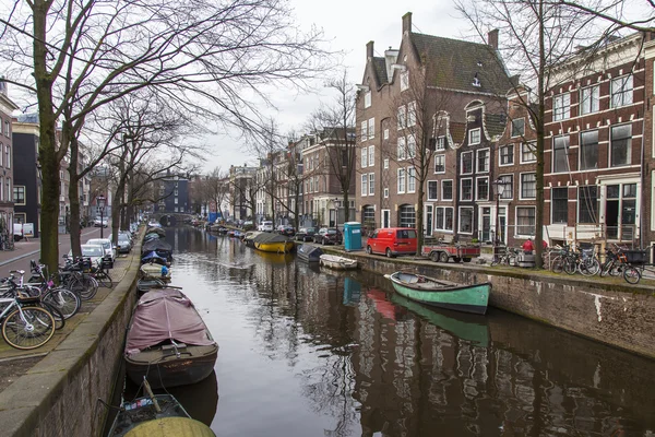 Amsterdam, Nederländerna på den 31 mars, 2016. Typiska urbana vy. I byggnader av Xvii-Xviii konstruktionen på vallar och kanal. — Stockfoto