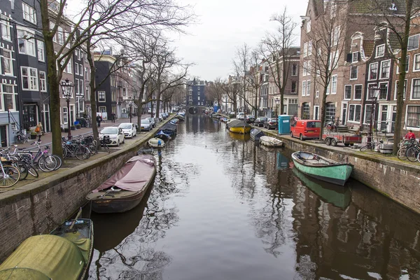 Amsterdam, Holandia, 31 marca 2016 r. Typowy ulica widok. Kanał i budynków z Xvii-Xviii budowy nasypów. — Zdjęcie stockowe