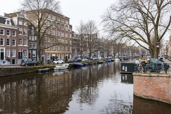 AMSTERDAM, NETHERLANDS on MARCH 31, 2016. Typical urban view. The channel and buildings of the XVII-XVIII construction on embankments. — Stock Photo, Image