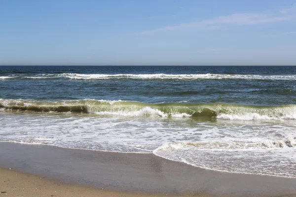 Morze krajobraz. Fale w wierszu surf — Zdjęcie stockowe