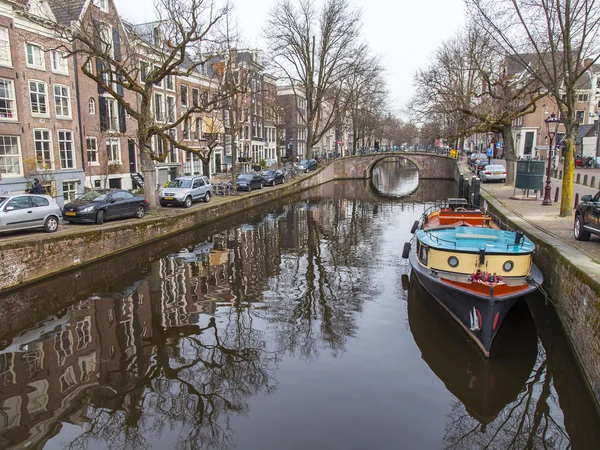 Amsterdam, Nederland op 31 maart 2016. Typisch stedelijke weergave. Het kanaal en de gebouwen van de bouw van de Xvii-Xviii op taluds. — Stockfoto