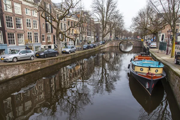 AMSTERDAM, NETHERLANDS on March 31, 2016. Типичный вид на город. Канал и здания XVII-XVIII строительства на набережных . — стоковое фото