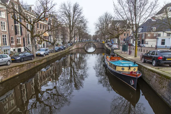 AMESTERDÃO, PAÍSES BAIXOS em 31 de março de 2016. Vista urbana típica. O canal e edifícios da construção XVII-XVIII em aterros . — Fotografia de Stock