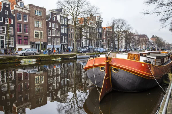 Amsterdam, Nizozemsko na 31 březnu 2016. Typický městský pohled. Kanál a budovy stavby Xvii a Xviii na nábřežích. — Stock fotografie