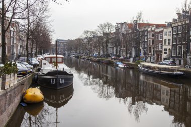 Amsterdam, Hollanda üzerinde 31 Mart 2016. Tipik kentsel görünümü. Kanal ve Binalar bentleri tarihinde XVII-XVIII İnşaat.