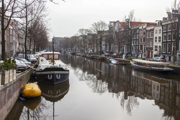 Amsterdam, Nederland op 31 maart 2016. Typisch stedelijke weergave. Het kanaal en de gebouwen van de bouw van de Xvii-Xviii op taluds. — Stockfoto