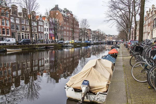 Amsterdam, Hollanda üzerinde 31 Mart 2016. Tipik kentsel görünümü. Kanal ve Binalar bentleri tarihinde XVII-XVIII İnşaat. — Stok fotoğraf