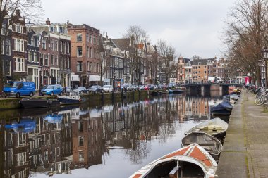 Amsterdam, Hollanda üzerinde 31 Mart 2016. Tipik kentsel görünümü. Kanal ve Binalar bentleri tarihinde XVII-XVIII İnşaat.