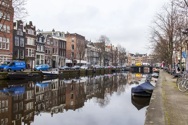 AMSTERDAM, NETHERLANDS on MARCH 31, 2016. Typical urban view. The channel and buildings of the XVII-XVIII construction on embankments. — Stock Photo, Image