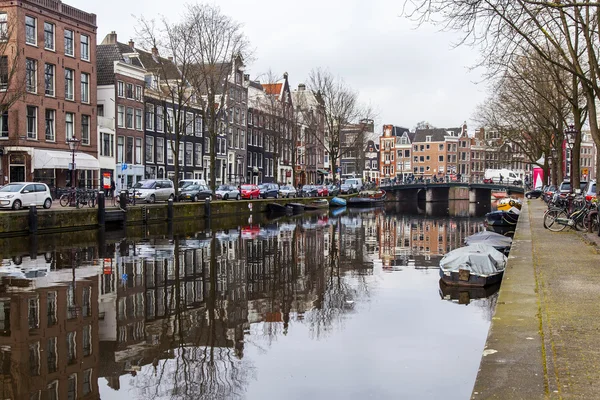 2016 年 3 月 31 日にアムステルダム、オランダ。典型的な都市景観です。チャネルおよび盛土の十七-十八建設の建物. — ストック写真