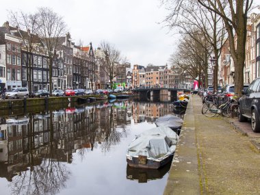 Amsterdam, Hollanda üzerinde 31 Mart 2016. Tipik kentsel görünümü. Kanal ve Binalar bentleri tarihinde XVII-XVIII İnşaat.
