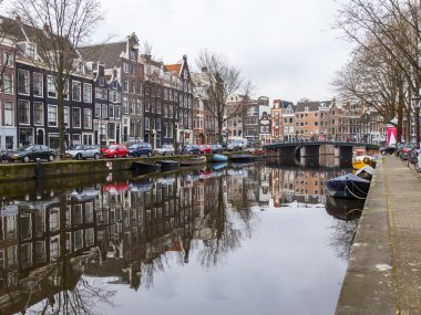Amsterdam, Hollanda üzerinde 31 Mart 2016. Tipik kentsel görünümü. Kanal ve Binalar bentleri tarihinde XVII-XVIII İnşaat.