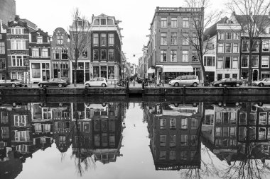 Amsterdam, Hollanda üzerinde 31 Mart 2016. Tipik kentsel görünümü. Kanal ve Binalar bentleri tarihinde XVII-XVIII İnşaat.