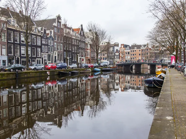 Amsterdam, Nederland op 31 maart 2016. Typisch stedelijke weergave. Het kanaal en de gebouwen van de bouw van de Xvii-Xviii op taluds. — Stockfoto