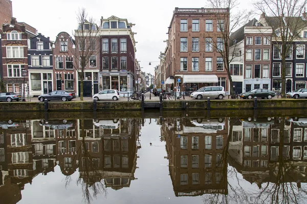 Amsterdam, Nederland op 31 maart 2016. Typisch stedelijke weergave. Het kanaal en de gebouwen van de bouw van de Xvii-Xviii op taluds. — Stockfoto