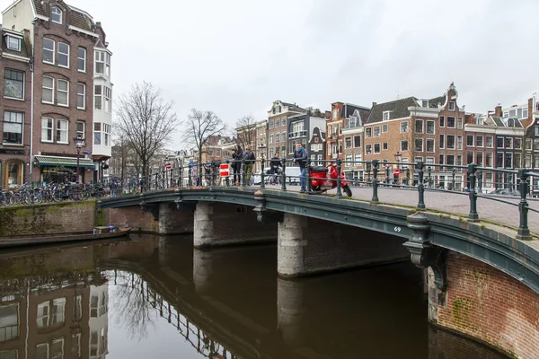 Amsterdam, Nizozemsko na 31 březnu 2016. Typický městský pohled. Obridge přes kanál. Kanál a budovy stavby Xvii a Xviii na nábřežích. — Stock fotografie