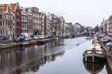 Amsterdam, Hollanda üzerinde 31 Mart 2016. Tipik kentsel görünümü. Kanal ve Binalar bentleri tarihinde XVII-XVIII İnşaat.