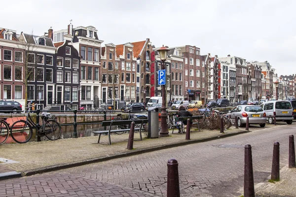 Amsterdam, Nederland op 31 maart 2016. Typisch stedelijke weergave. — Stockfoto