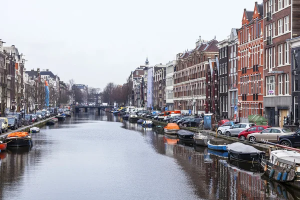 Amsterdam, Nederländerna på den 31 mars, 2016. Typiska urbana vy. I byggnader av Xvii-Xviii konstruktionen på vallar och kanal. — Stockfoto