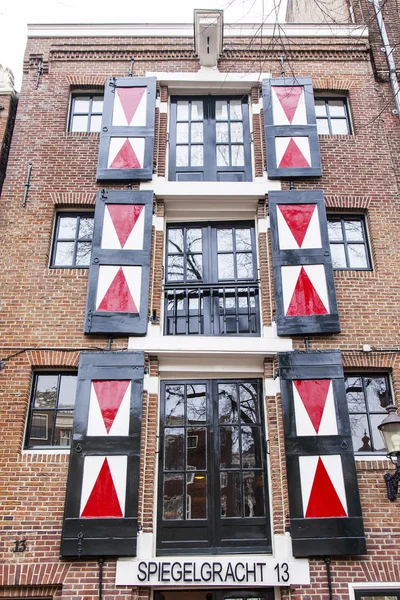 Amsterdam, Niederlande am 31. märz 2016. typische architektonische details einer fassade des gebäudes der xvii-xviii-konstruktion — Stockfoto