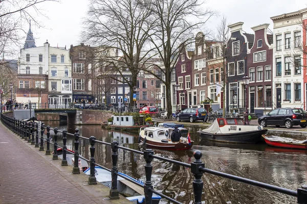 Amsterdam, Hollanda üzerinde 31 Mart 2016. Tipik kentsel görünümü. XVII-XVIII inşaat bentleri üzerinde binalar. — Stok fotoğraf