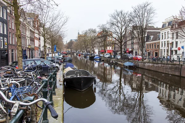 AMSTERDAM, NETHERLANDS on MARCH 31, 2016. Typical urban view. Buildings of the XVII-XVIII construction on embankments. — Stock Photo, Image