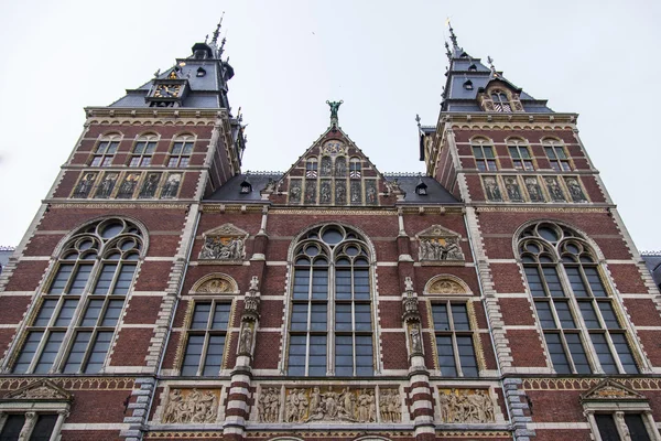 AMESTERDÃO, PAÍSES BAIXOS em 31 de março de 2016. Rijksmuseum. Fragmento arquitetônico de uma fachada — Fotografia de Stock