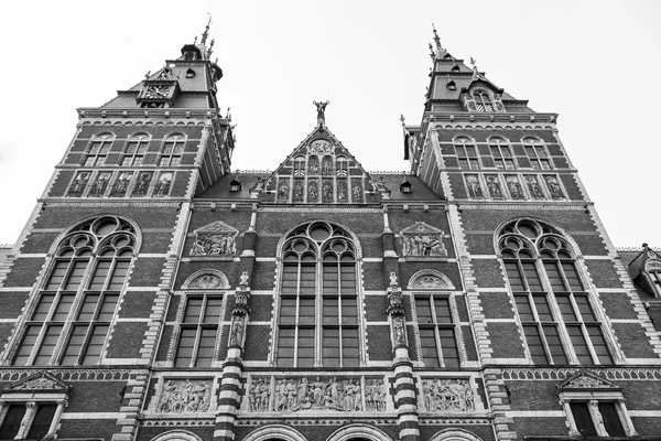 AMSTERDAM, NETHERLANDS on March 31, 2016. Музей Рийгикогу. Архитектурный фрагмент фасада — стоковое фото