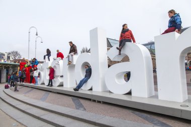 Amsterdam, Hollanda 31 Mart 2016 tarihinde. Şehir sembollerinden biri - müze meydanında yazıt I Amsterdam Harfler. Turistler iyi vakit.