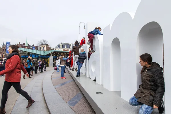 Amsterdam, Nizozemsko 31. března 2016. Dopisy z nápisu I Amsterdam na náměstí muzea-jeden z městských symbolů. Turisté mají dobrou dobu. — Stock fotografie